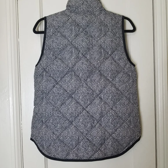 J CREW black cream chevron print down filled zipper sleeveless jacket ve… - Picture 6 of 8
